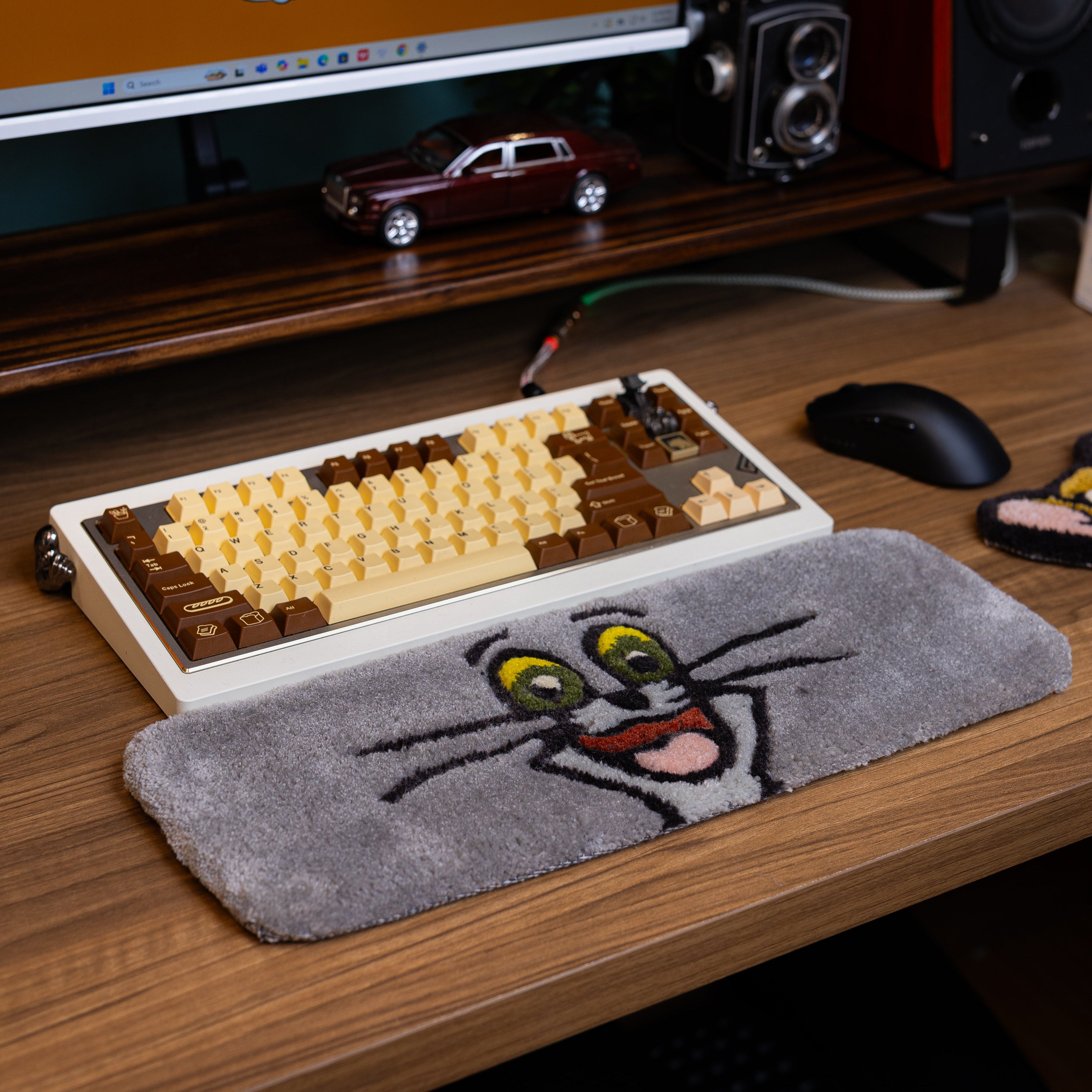 Tom Cat Keyboard Rug with Wrist Rest – Handmade Tufted Grey Desk Mat 45x15cm | Cartoon Gamer Gift