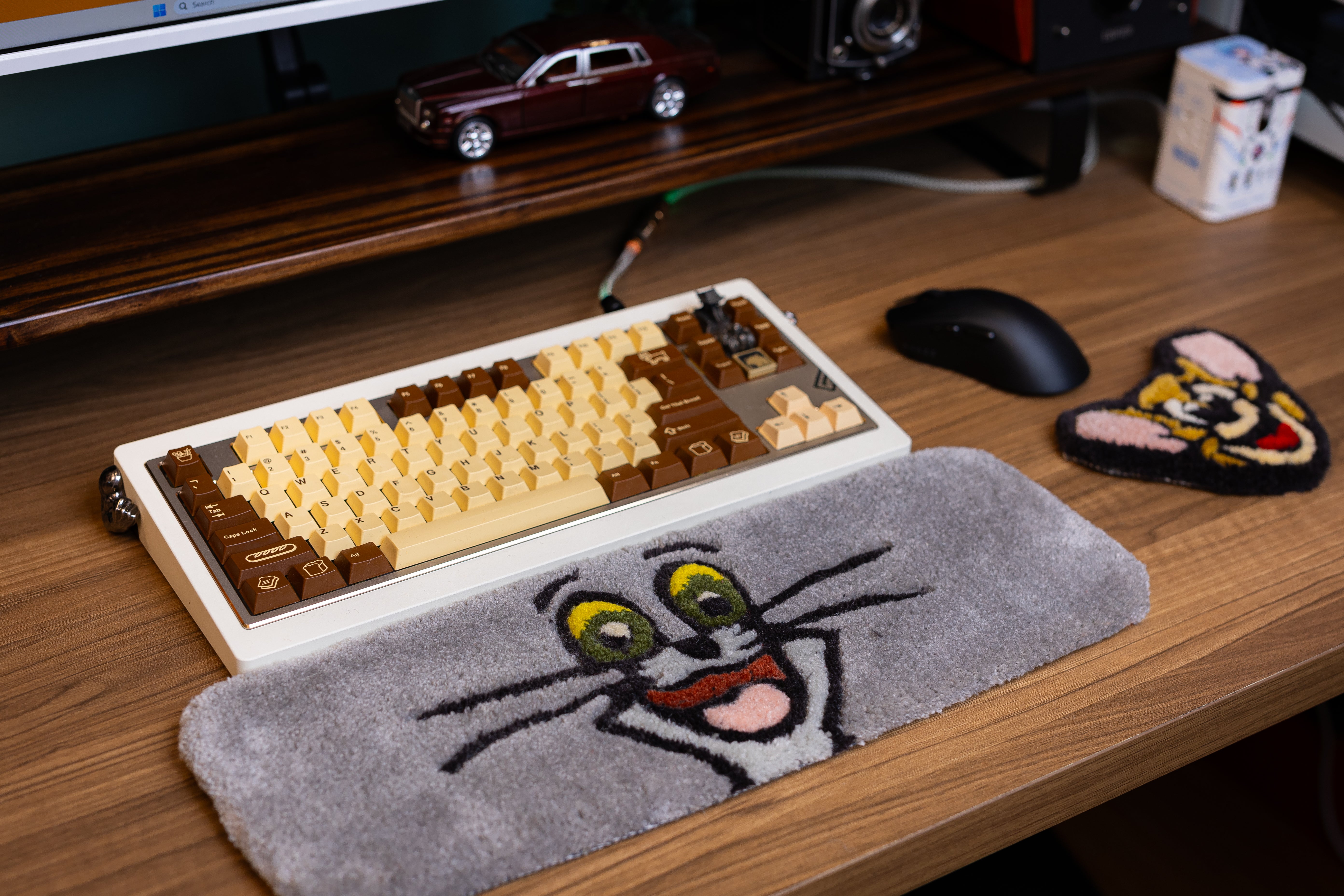 Tom Cat Keyboard Rug with Wrist Rest – Handmade Tufted Grey Desk Mat 45x15cm | Cartoon Gamer Gift