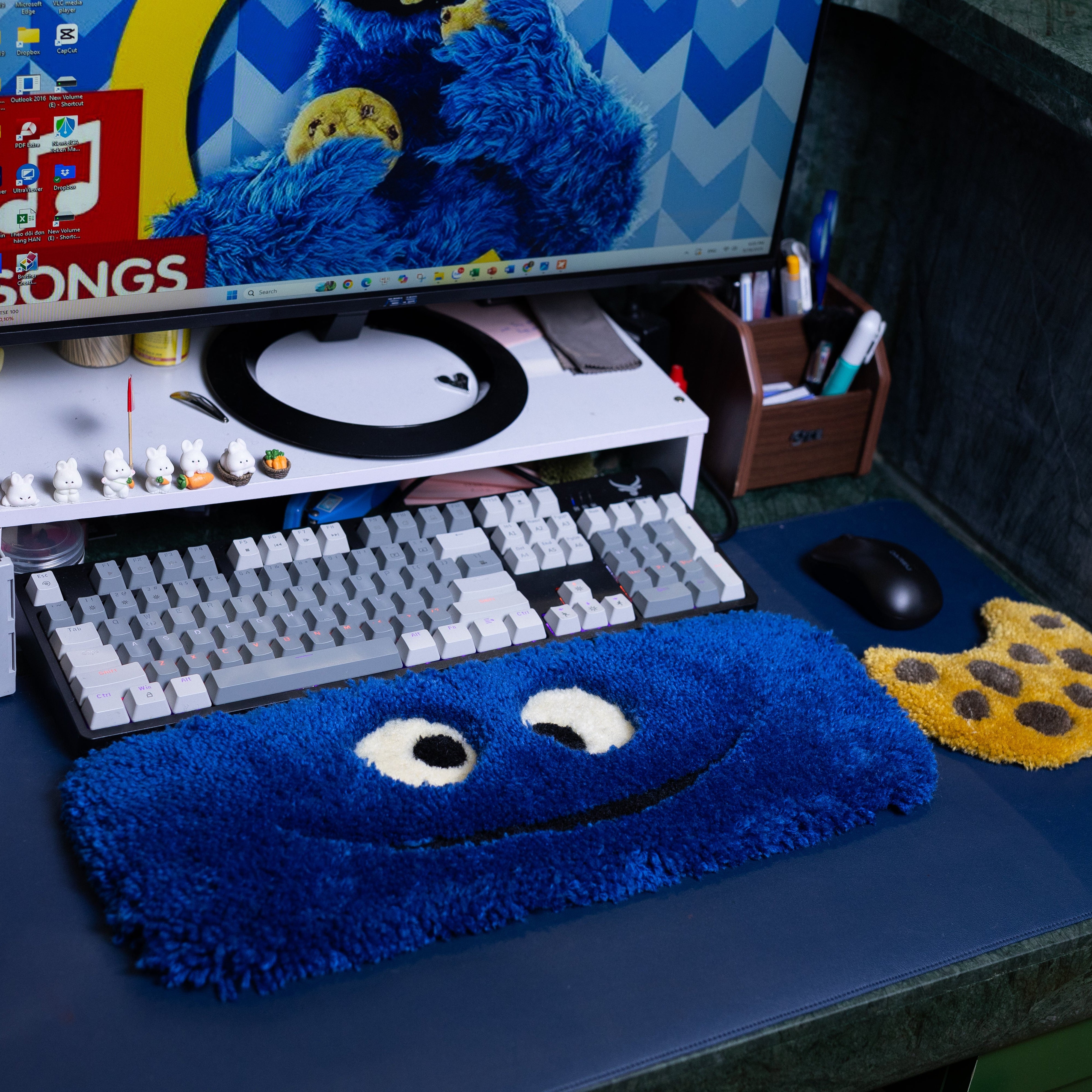 Cookie Monster Keyboard Rug – Handmade Tufted Desk Mat for Gamers & Blue Desk Decor