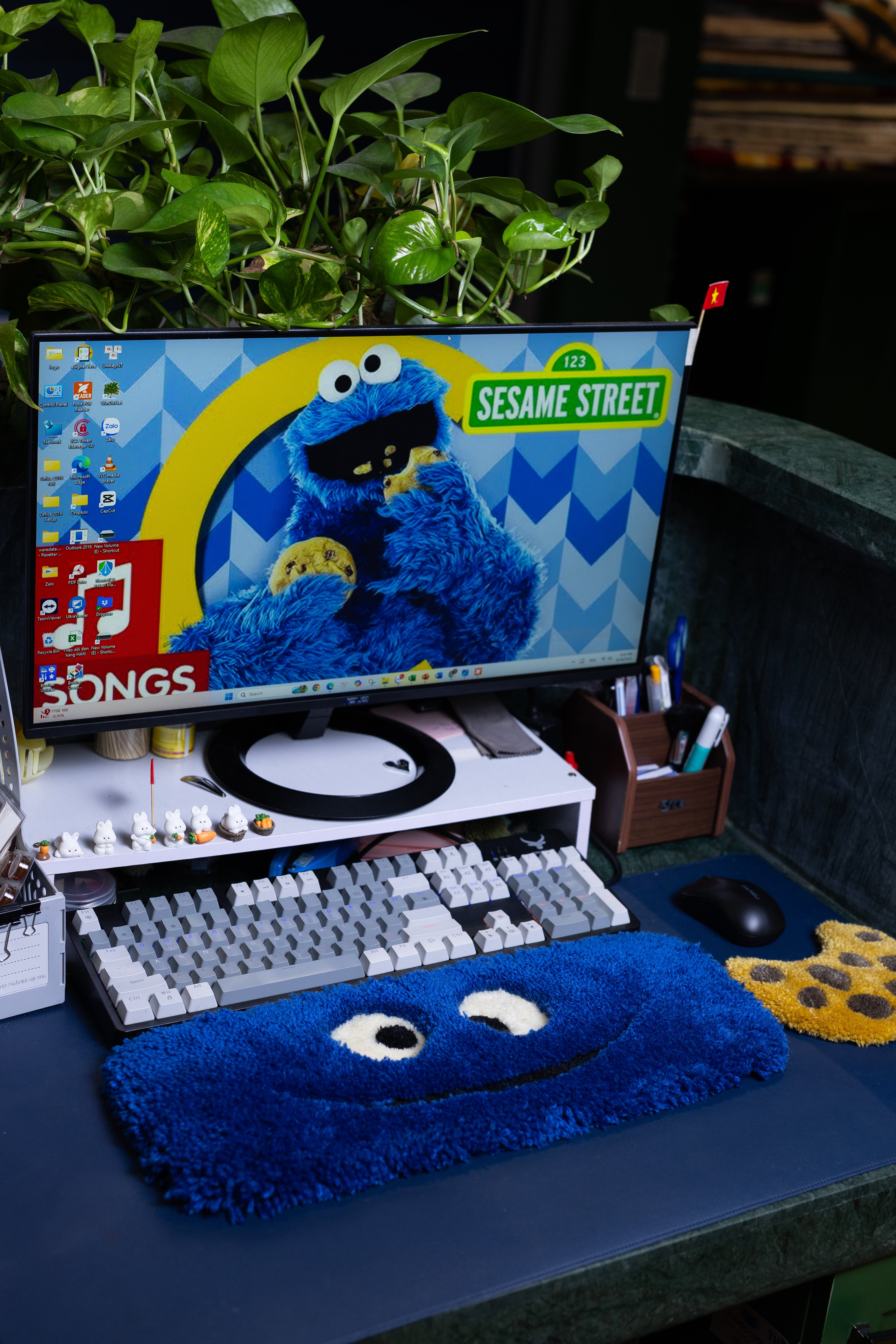 Cookie Monster Keyboard Rug – Handmade Tufted Desk Mat for Gamers & Blue Desk Decor