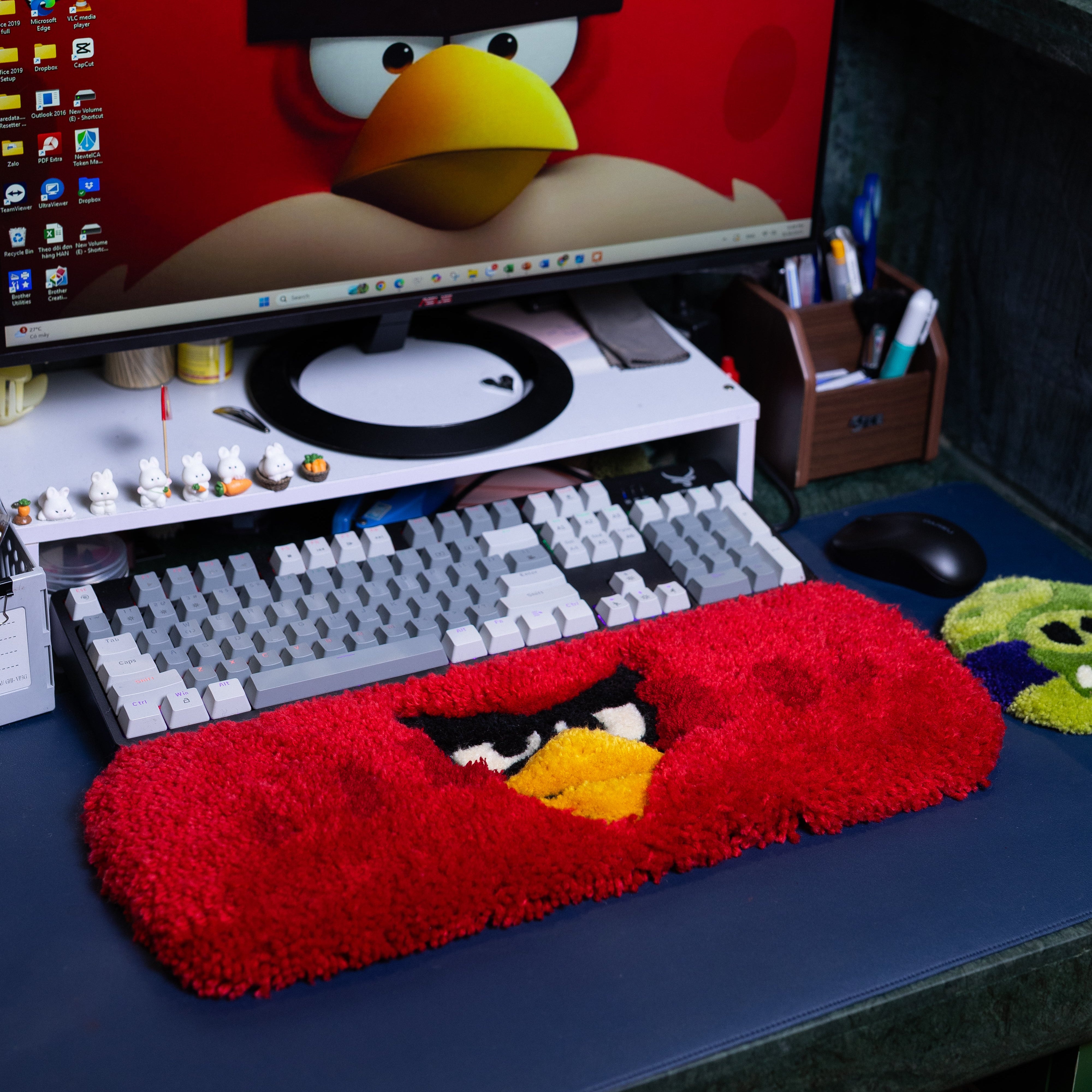 Angry Birds Keyboard Rug – Handmade Tufted Desk Mat for Gamers & Cartoon Lovers