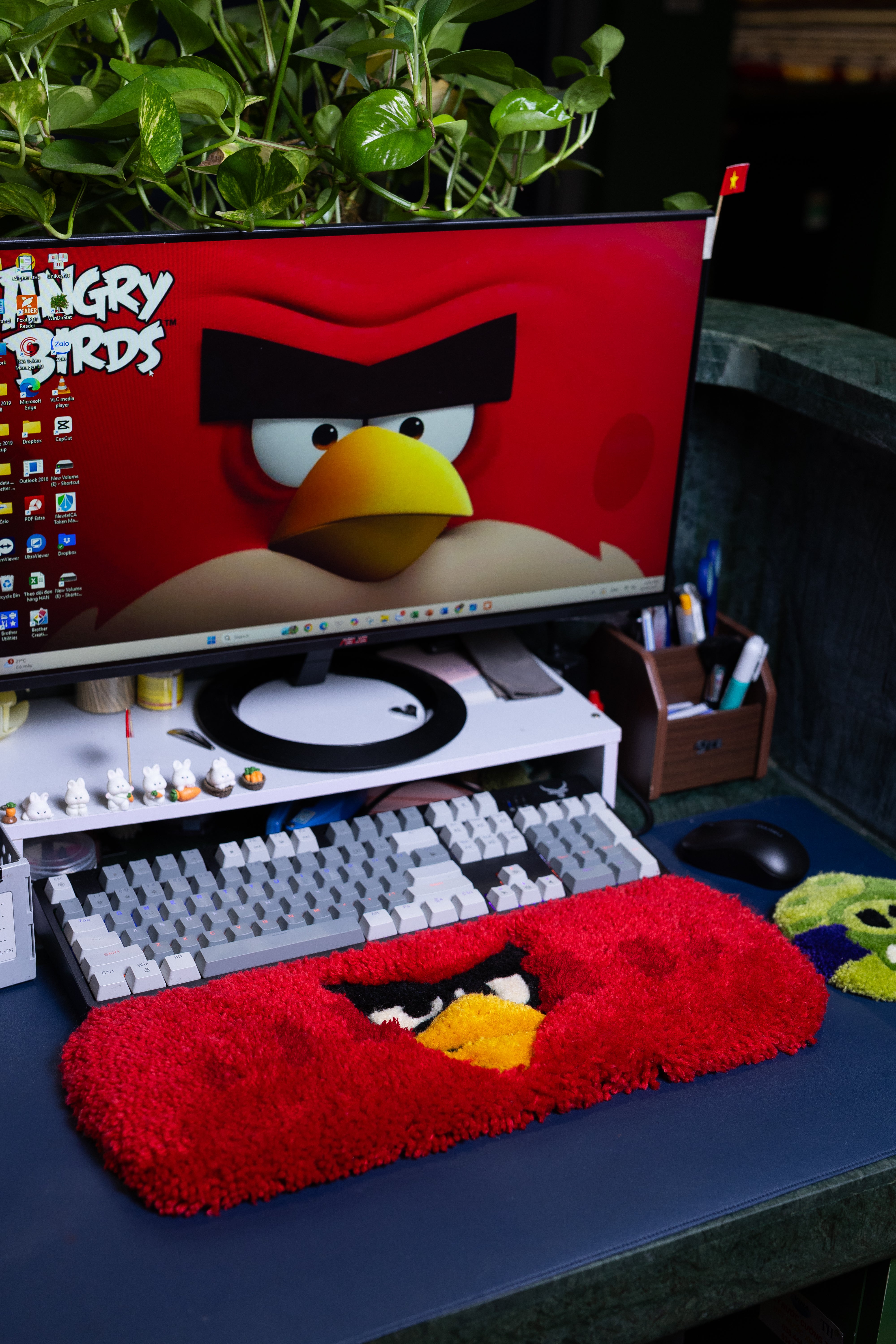 Angry Birds Keyboard Rug – Handmade Tufted Desk Mat for Gamers & Cartoon Lovers